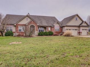 1 Stone Pointe Ct, Hawk Point, MO 63349