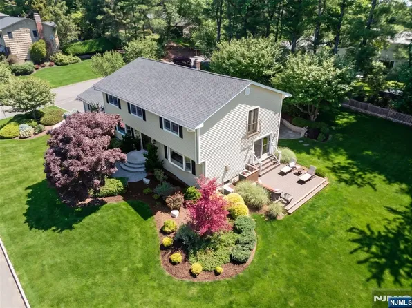 40 Mountain View Ter, Hillsdale, NJ 07642