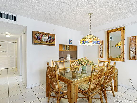 5th image of 2625 Collins Ave APT 408