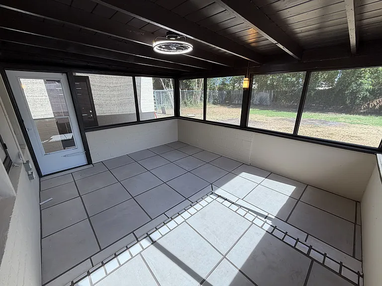 537 W Mariposa St — Photo 10