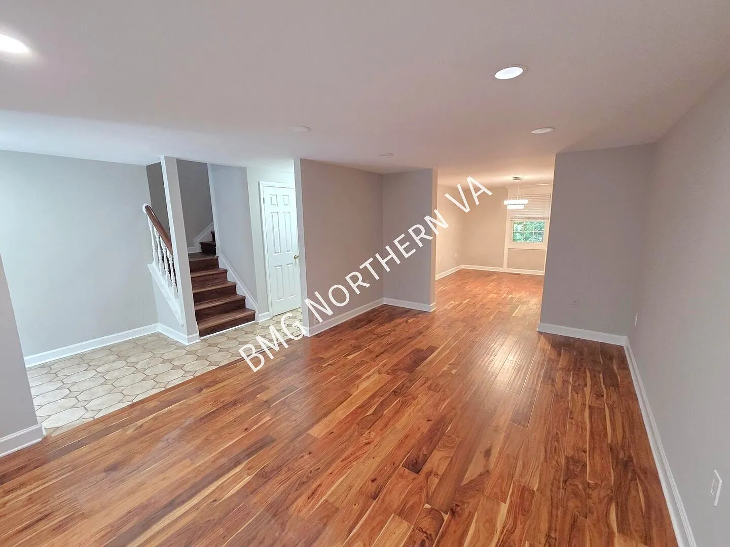 Spacious 3BR/3.5BA Burke Townhome with Gourmet Kitchen & Fenced Backyard — Photo 2