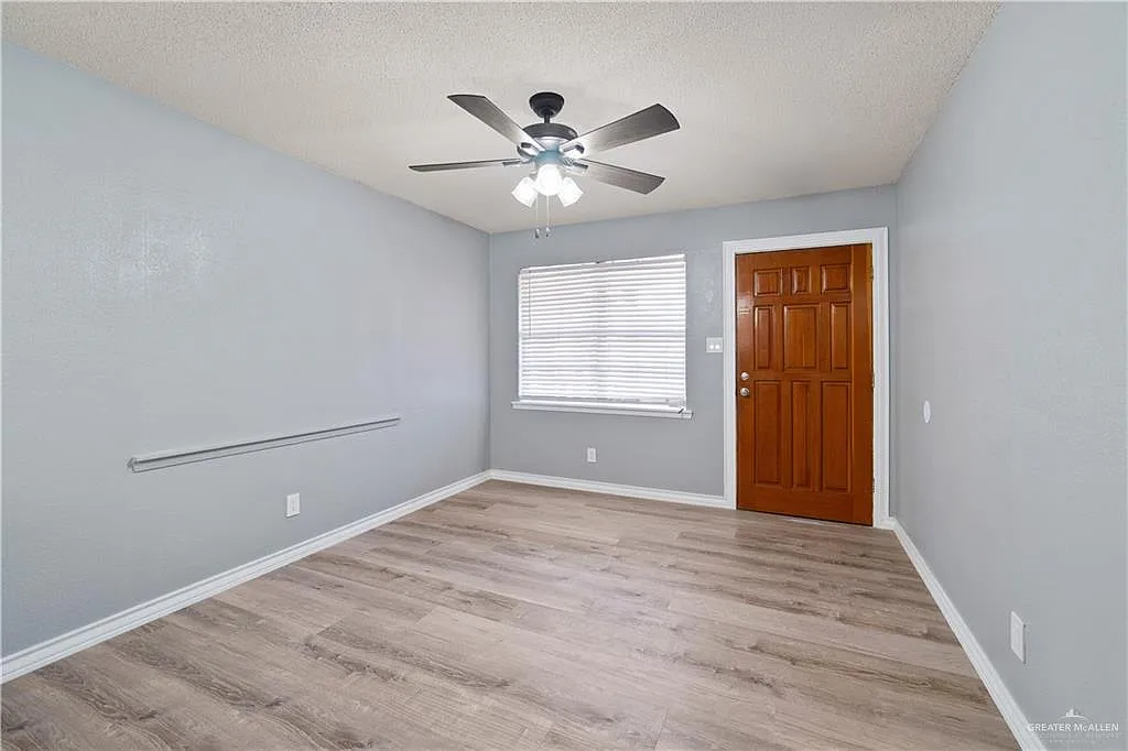 3 bed, 1.5 bath, 1012 sqft, $1,075 — Photo 3