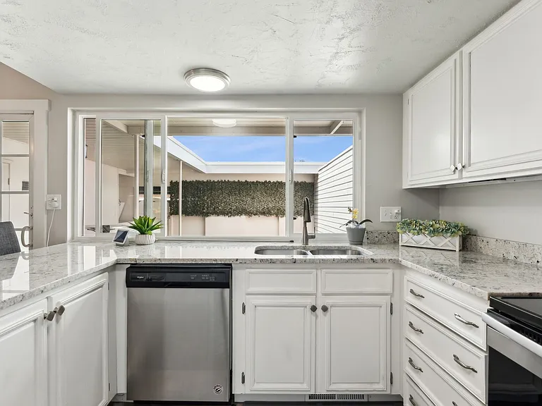 Prepare meals with the kitchen's great layout !