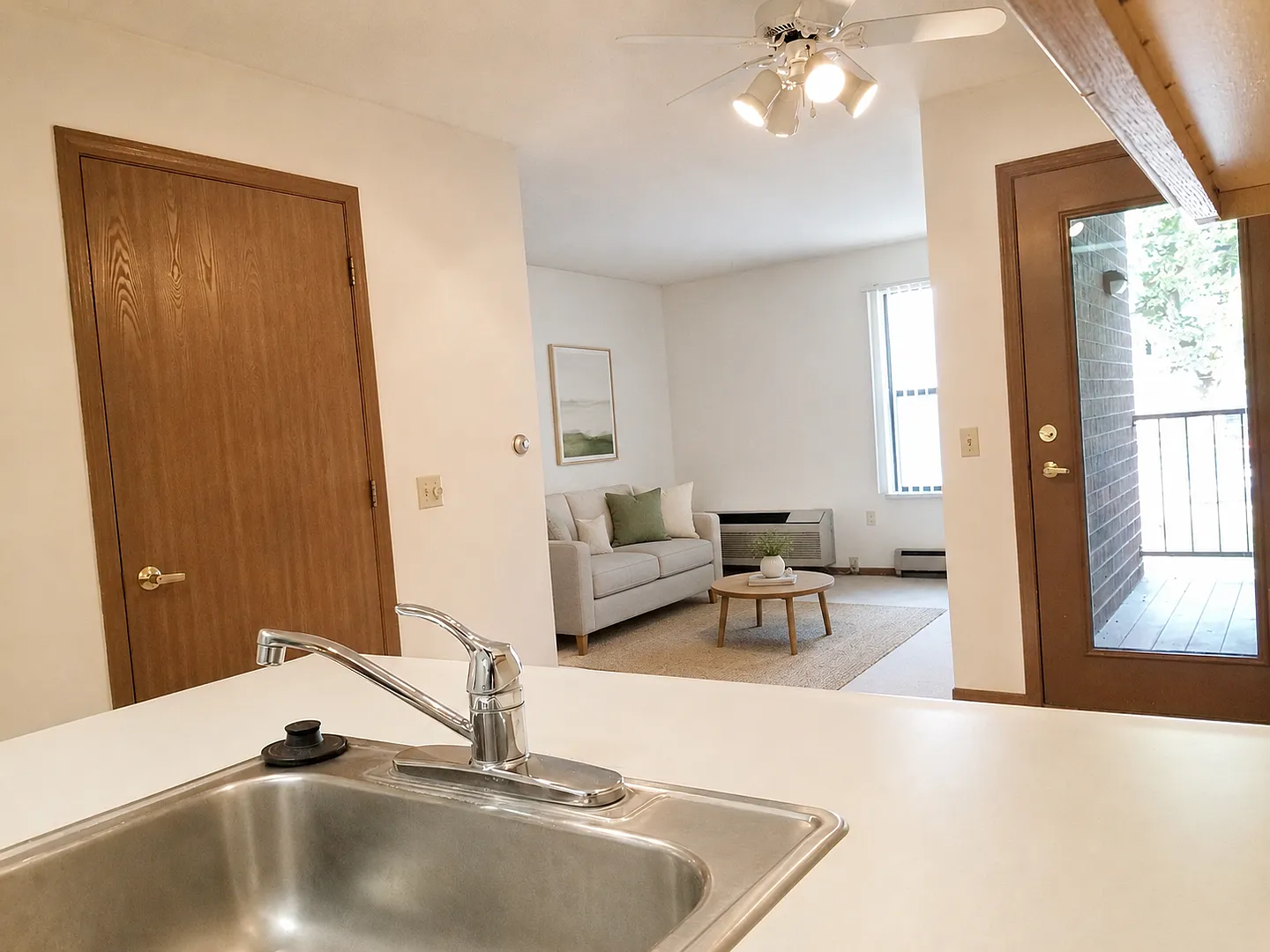 404 E Wilson St — Photo 4