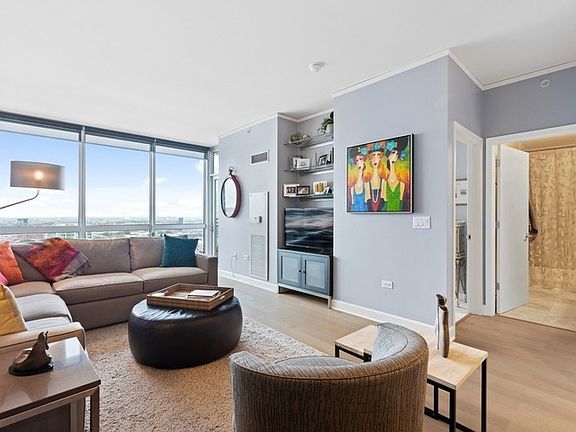 3rd image of 1901 S Calumet Ave #2509