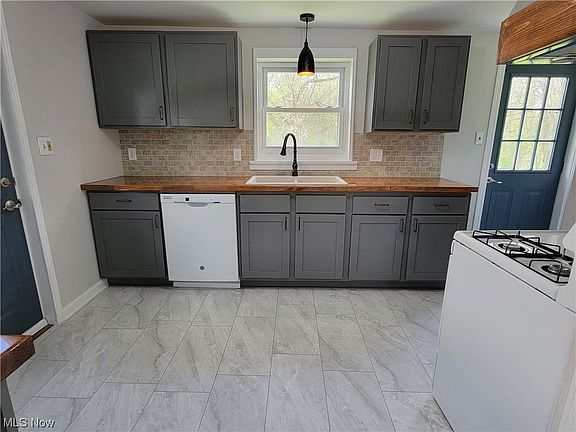 3rd image of 704 Hardy Rd