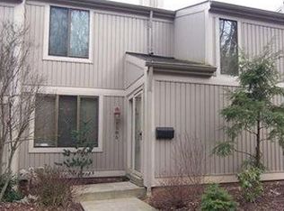1585 Pineview Dr, Upper St Clair, PA 15241