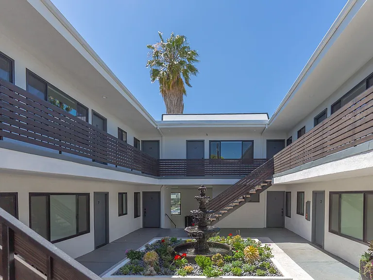 1330 N Martel Ave — Photo 12