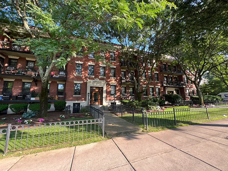 Commonwealth Ave — Photo 8