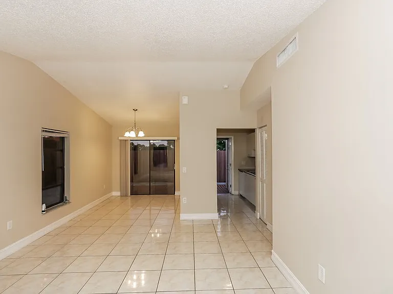 4205 SW 137th Ct — Photo 5