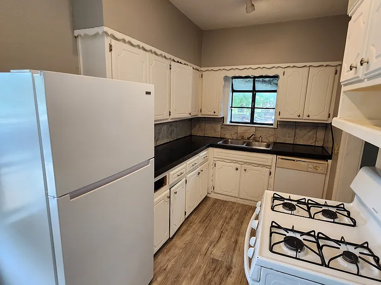 430 W 10th St — Photo 7
