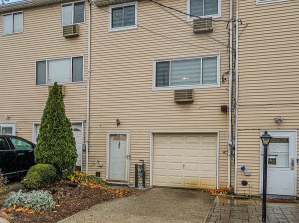 121 Clark Ln, Staten Island, NY 10304