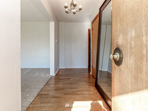 3rd image of 819 9th Avenue NW