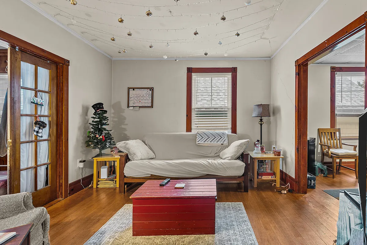 Building Photo - 31 W Narragansett Ave #2