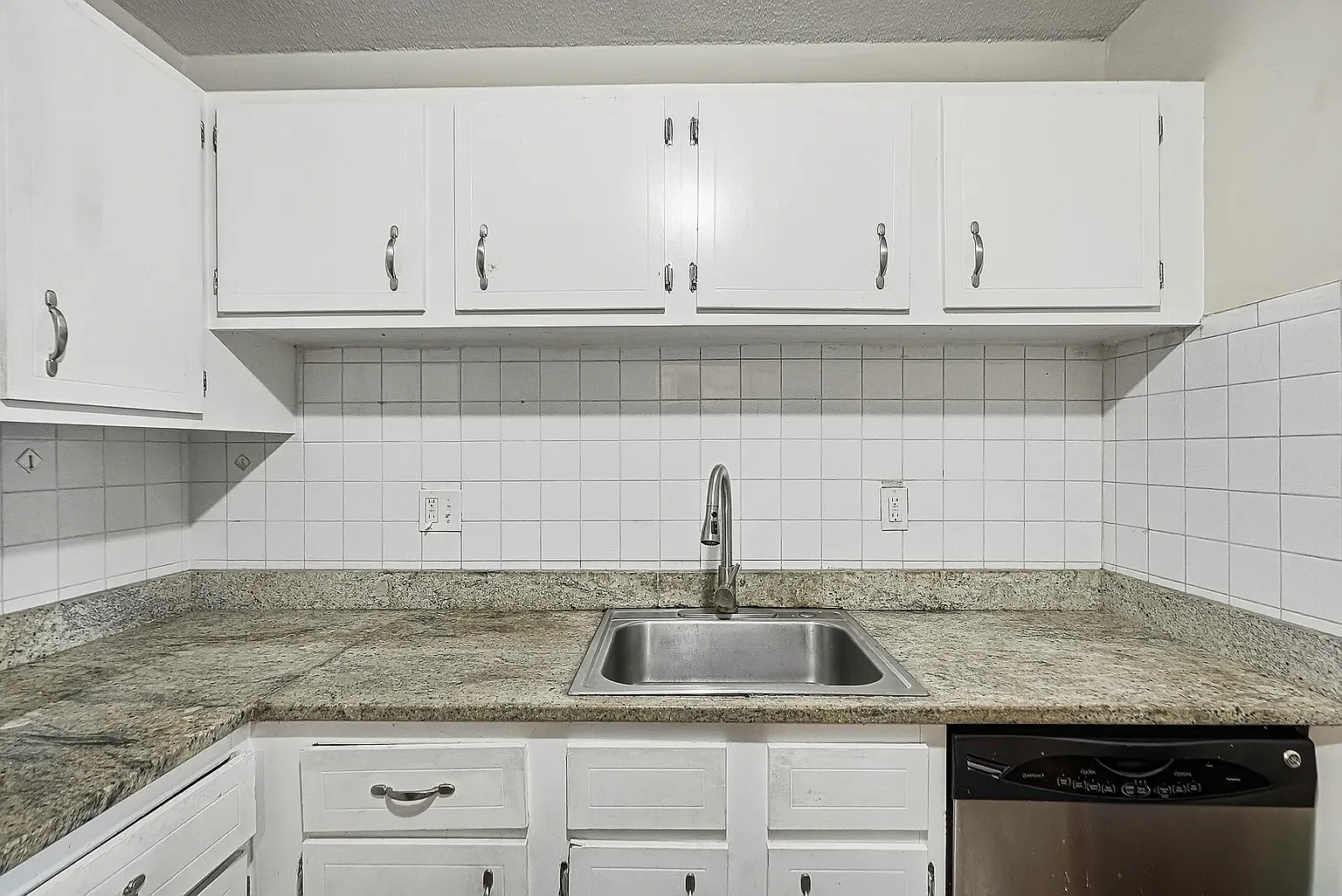 2 bed, 888 sqft, $2,350 — Photo 4