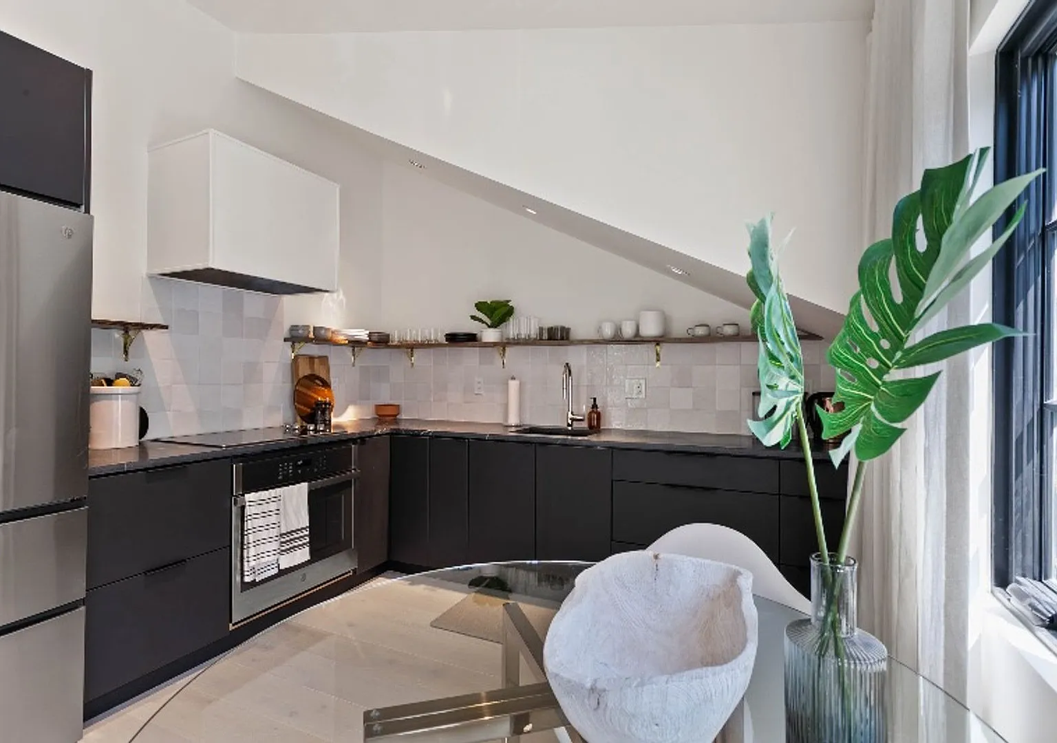 High End 1 bedroom, 1 bathroom Fully Furnished Short Term Rental — Photo 4