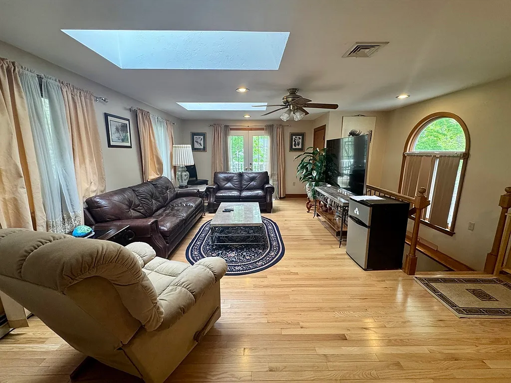 2 bed, 1.0 bath, 2000 sqft, $3,500 — Photo 2