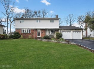 23 Fairway Dr, Old Bethpage, NY 11804