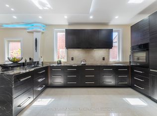 626 College Manor Dr, Newmarket, ON L3Y8M7