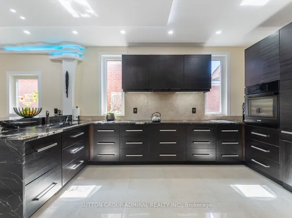 626 College Manor Dr, Newmarket, ON L3Y 8M7
