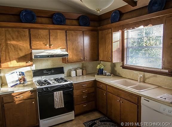 Kitchen: This gas stove with lots of counter space and storage is a chef's dream.  The light colors reflect the sunshine entering through the windows.