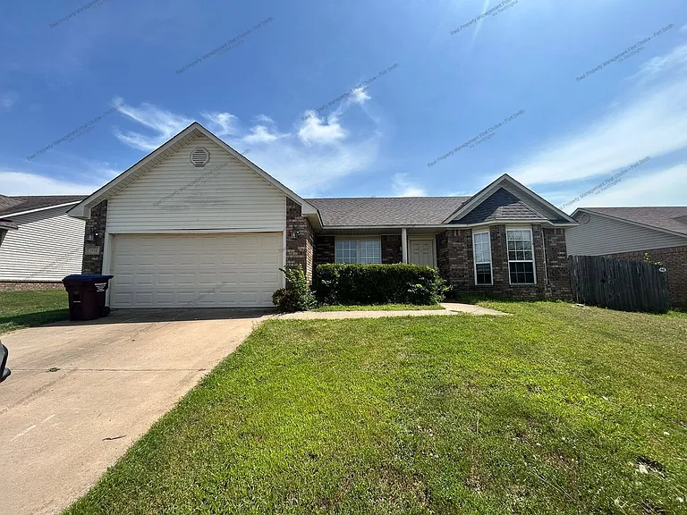 304 Bordeaux Cir — Photo 1