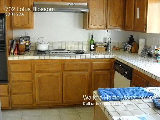 4th image of 702 Lotus Blossom St