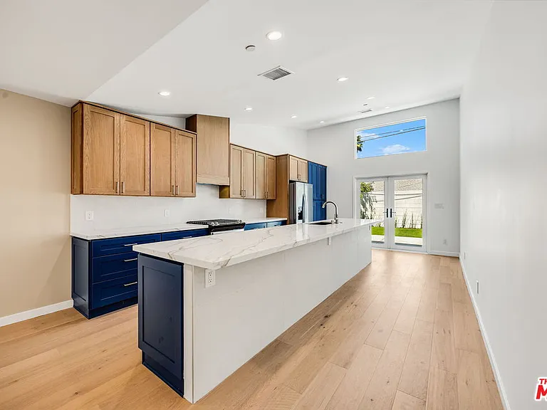 7933 Zelzah Ave — Photo 6