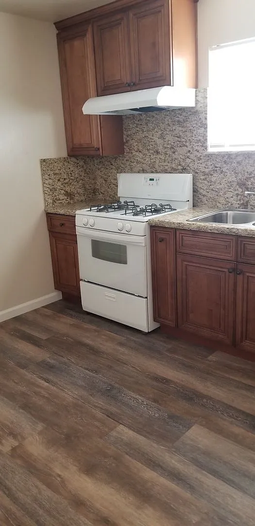 2 Bedroom, 1 Bath Apartment — Photo 3