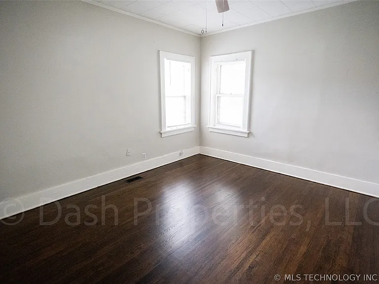 1119 S Florence Ave — Photo 37