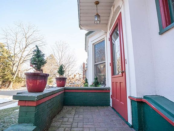 2nd image of 120 Lawn Pl