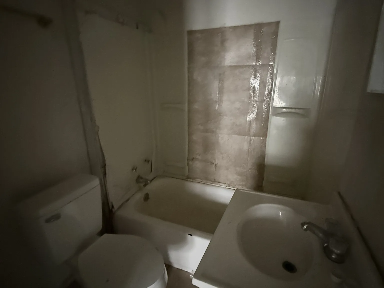 3 bed, 950 sqft, $850 — Photo 2