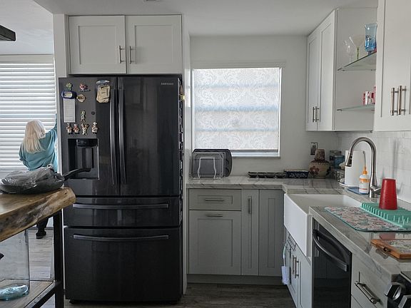 5th image of 2741 Taft St APT 109