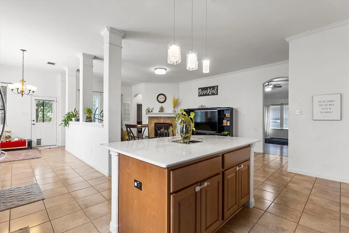 3 bed, 2349 sqft, $2,450 — Photo 3