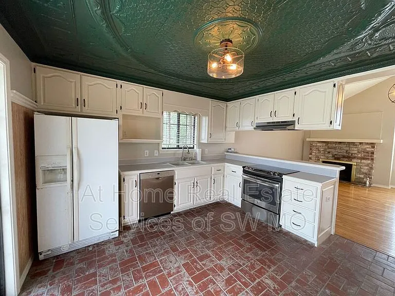 3655 E Cromwell Ln — Photo 5