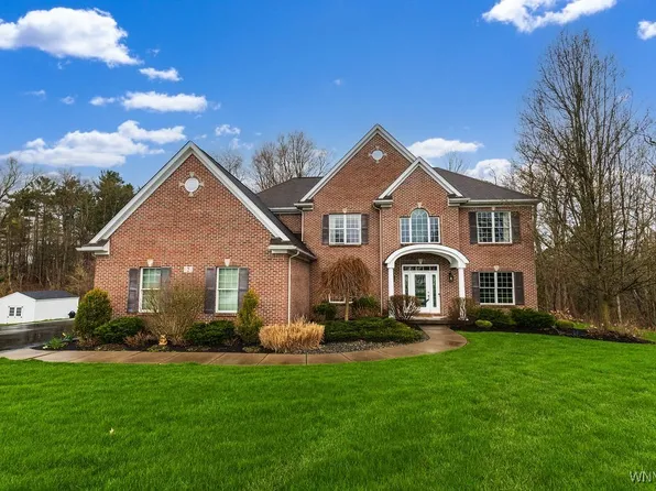 2 Valley Overlook Dr, Lancaster, NY 14086