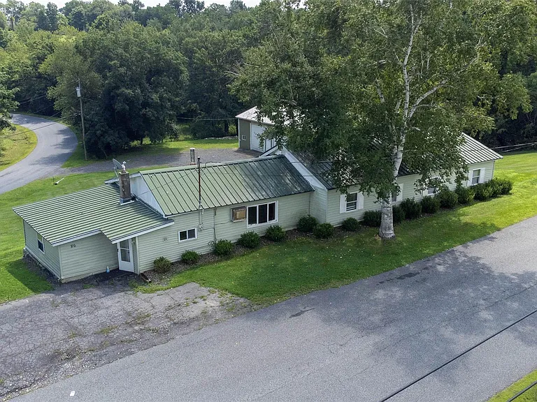 86 Carpenter Rd — Photo 1