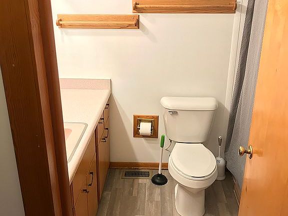 Full Bath w/ Cast Iron Tub