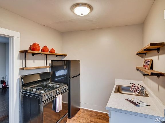 4th image of 3636 S Ainsworth Ave