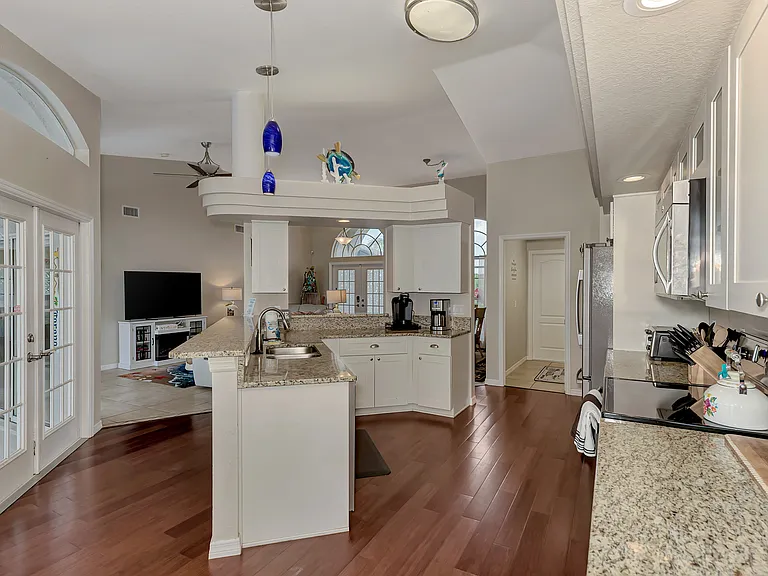 9492 Migue Cir — Photo 10