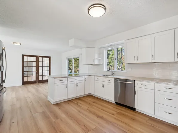 17 Chestnut Drive, Topsham, ME 04086