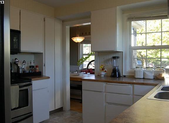 4th image of 3614 Harney St