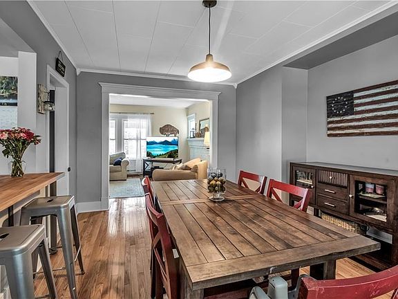 3rd image of 211 Parkwood Ave