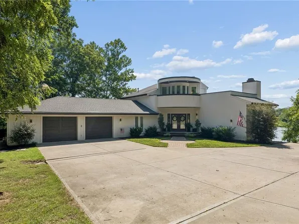 15404 Lake Point Dr, Bonner Springs, KS 66012