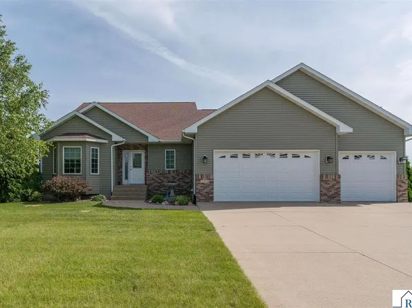 1007 Crystal Lake Dr, Lake Crystal, MN 56055