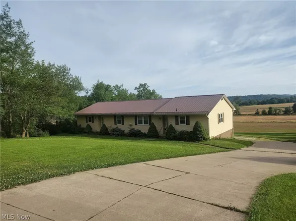 1142 Kerns Dr NE, Bolivar, OH 44612