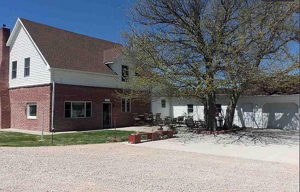 Nice patio, great shade.