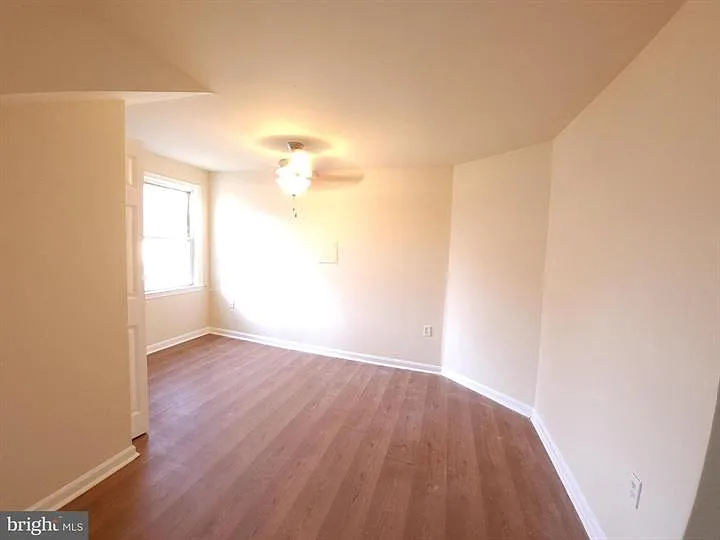 5023 Emo St — Photo 12