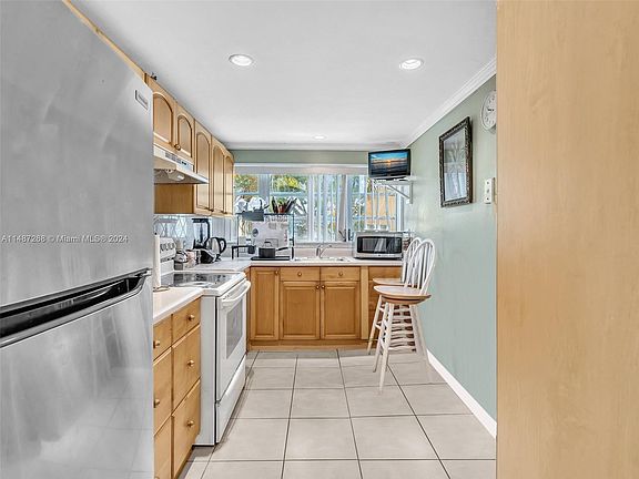 5th image of 950 NE 199th St APT 206