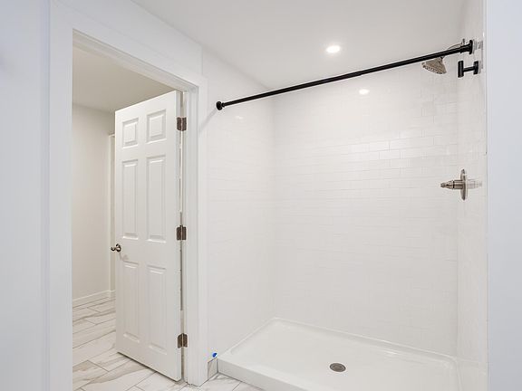 5th image of 549 E Marshall St #2